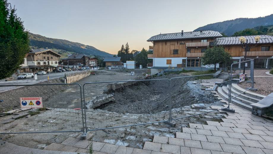Centre-village piétonnier : trou réalisé devant l'église - Marie-Anaïs Lien