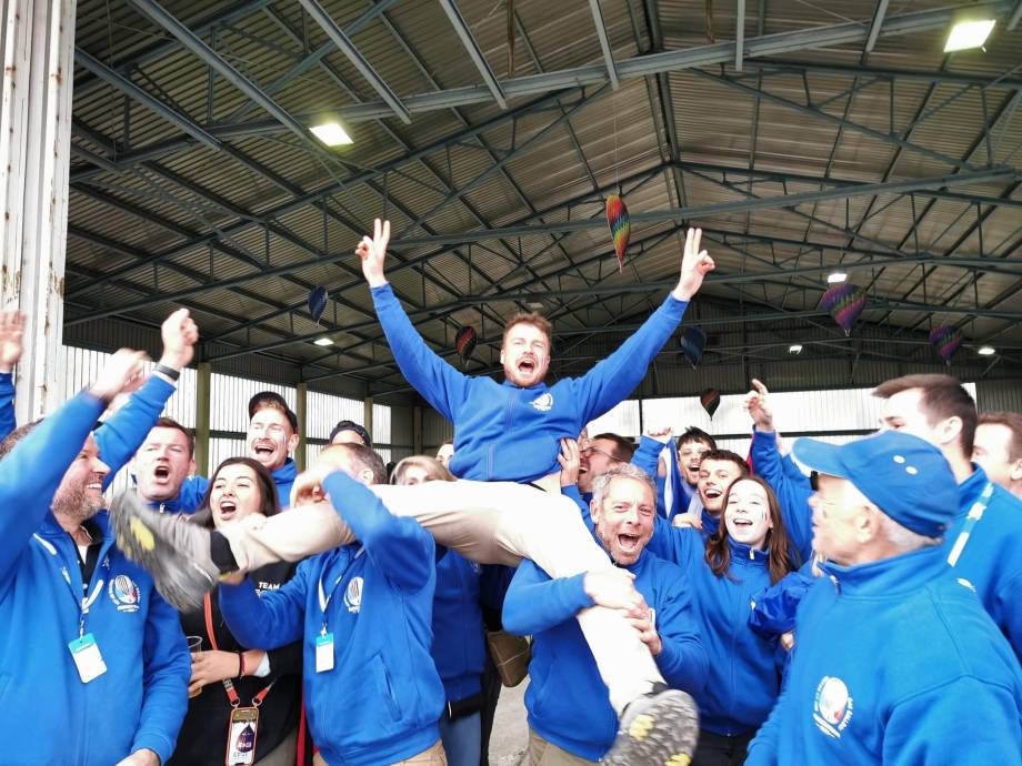Championnat du monde de montgolfières 08-14/09/2024 : Clément Seigeot avec monde l'acclamant - Agathe Legendre