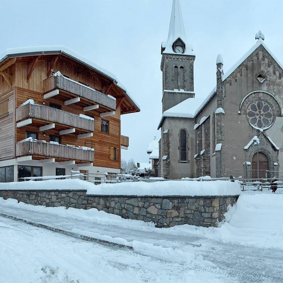 Centre-village piétonnier de Praz sous la neige le 23 décembre 2024 - Yann Jaccaz
