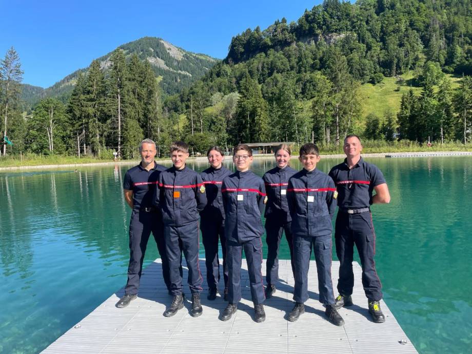 Voici les jeunes sapeurs-pompiers du Centre de Megève avec leurs encadrants, le sergent-chef Nicolas Arvin-Bérod et le sergent Quentin Chantier - SDIS 74