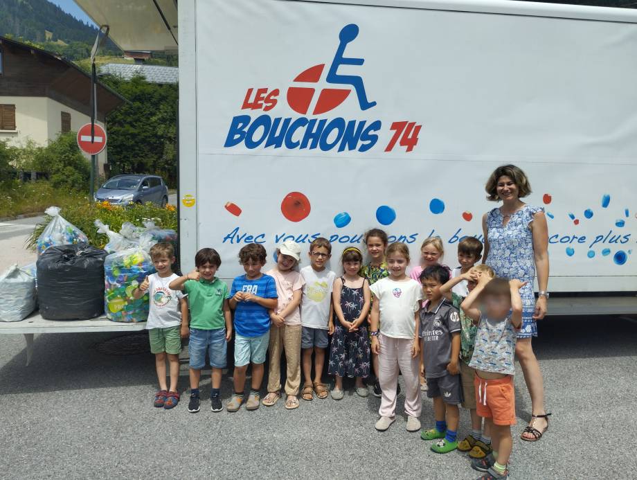 Collecte de bouchons réalisée par l'école maternelle Saint-Joseph de Praz d'avril 2024 à juillet 2025 - Christiane Pelloux