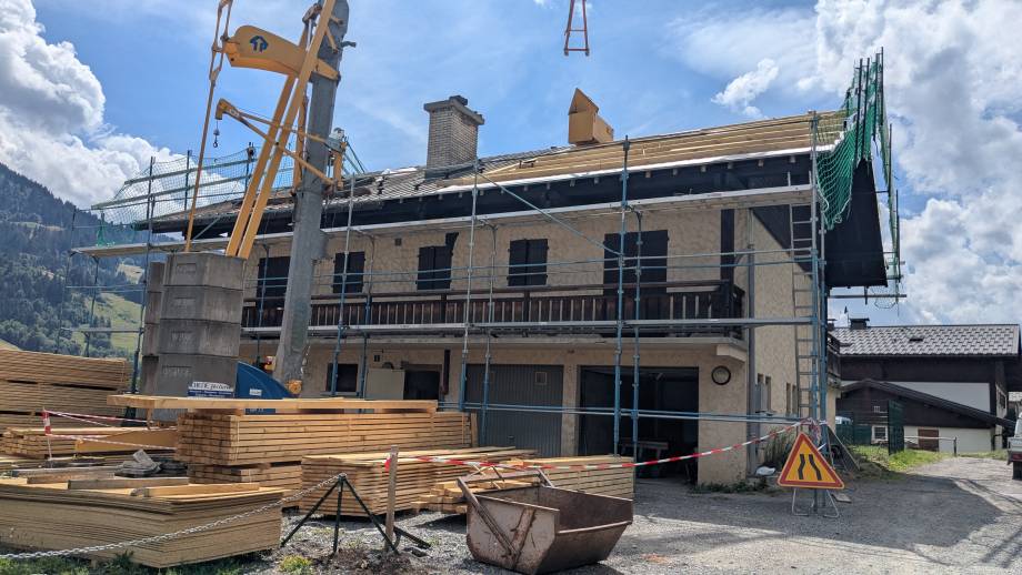 Toiture de la crèche en réfection le 15 juillet 2025 : vue sur l'arrière - Marie-Anaïs Lien