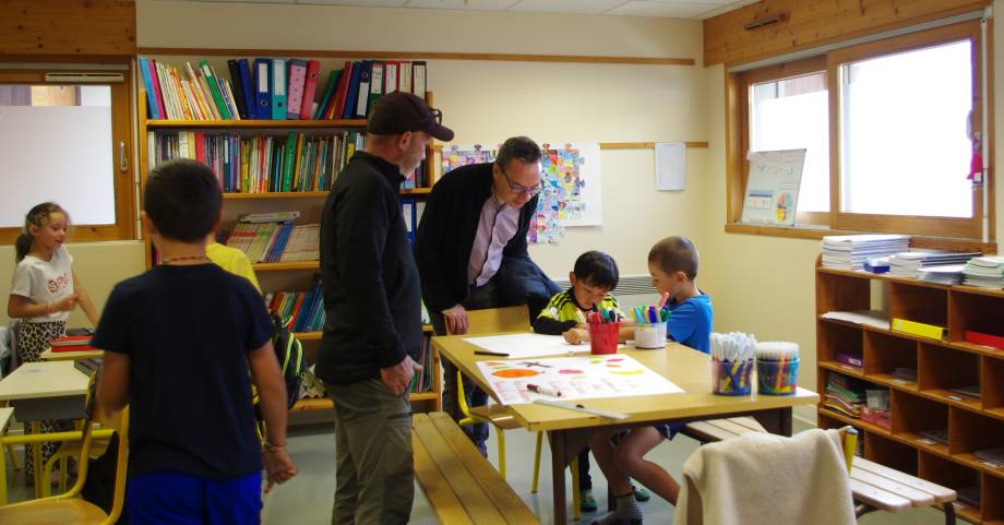 Lors de leur passage, le maire de Praz-sur-Arly, Yann Jaccaz, et le photographe, David Carpano, ont pu admirer le travail réalisé par les élèves. Les idées fusaient ! © Sylvie Bessy