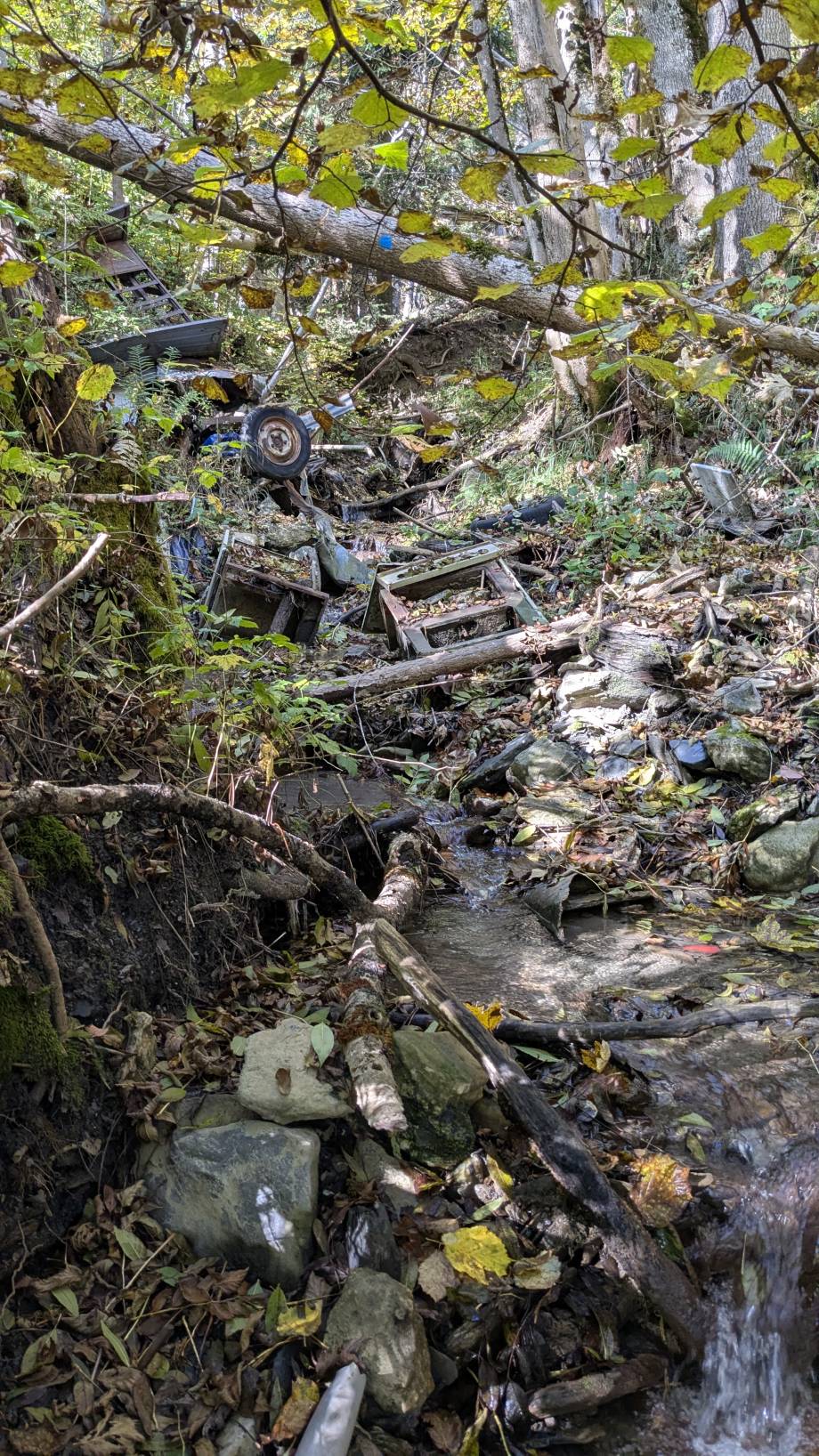 Déchets (ferraille, porcelaine...) ayant été évacués du site - Marie-Anaïs Lien