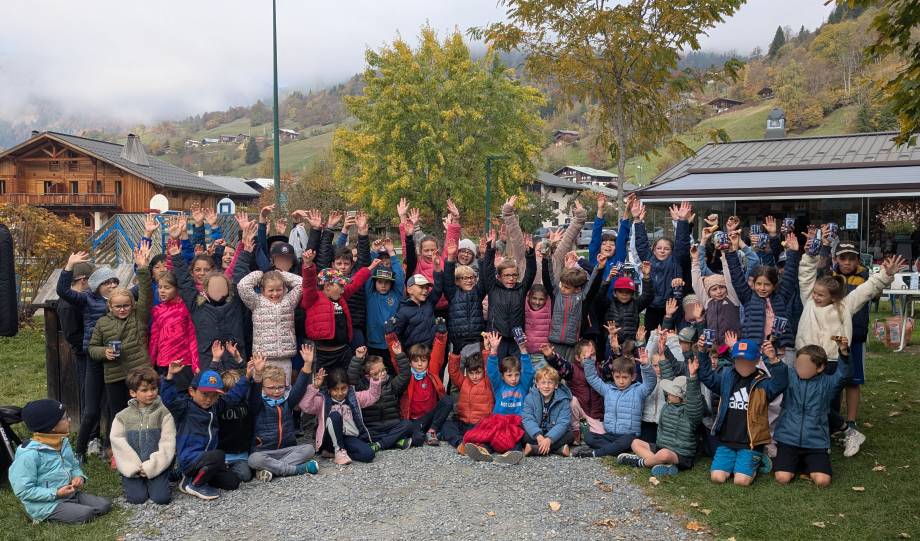 Les élèves de l’école tous réunis sur la ligne de départ, après les courses © Marie-Anaïs Lien