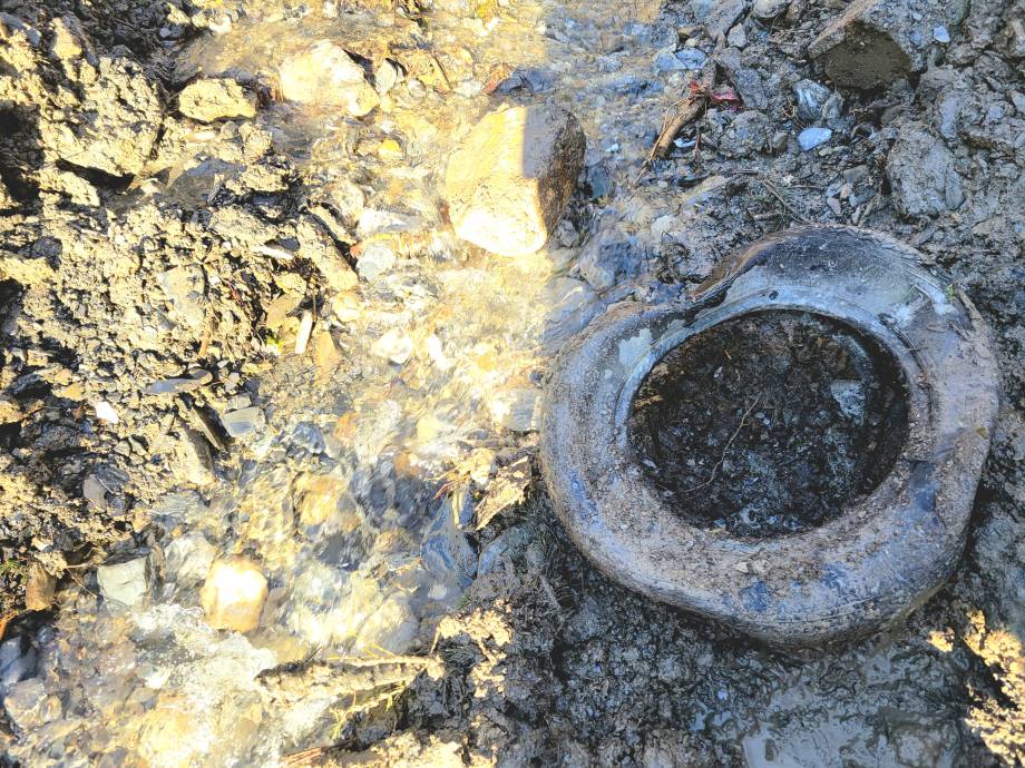 Exemple de déchet trouvé sur le terrain : pneu - SMBVA