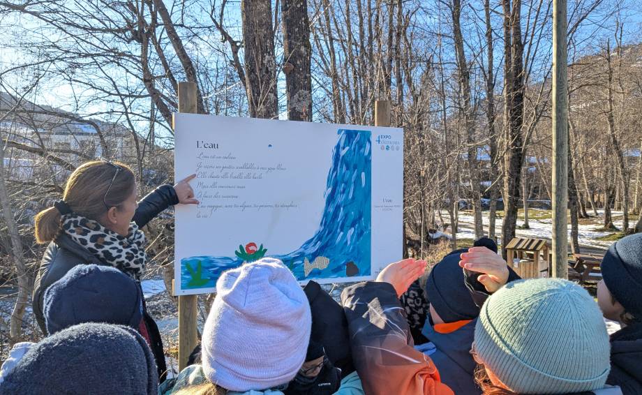 Élèves admirant leur chef d’œuvre sur l'eau - Marie-Anaïs Lien