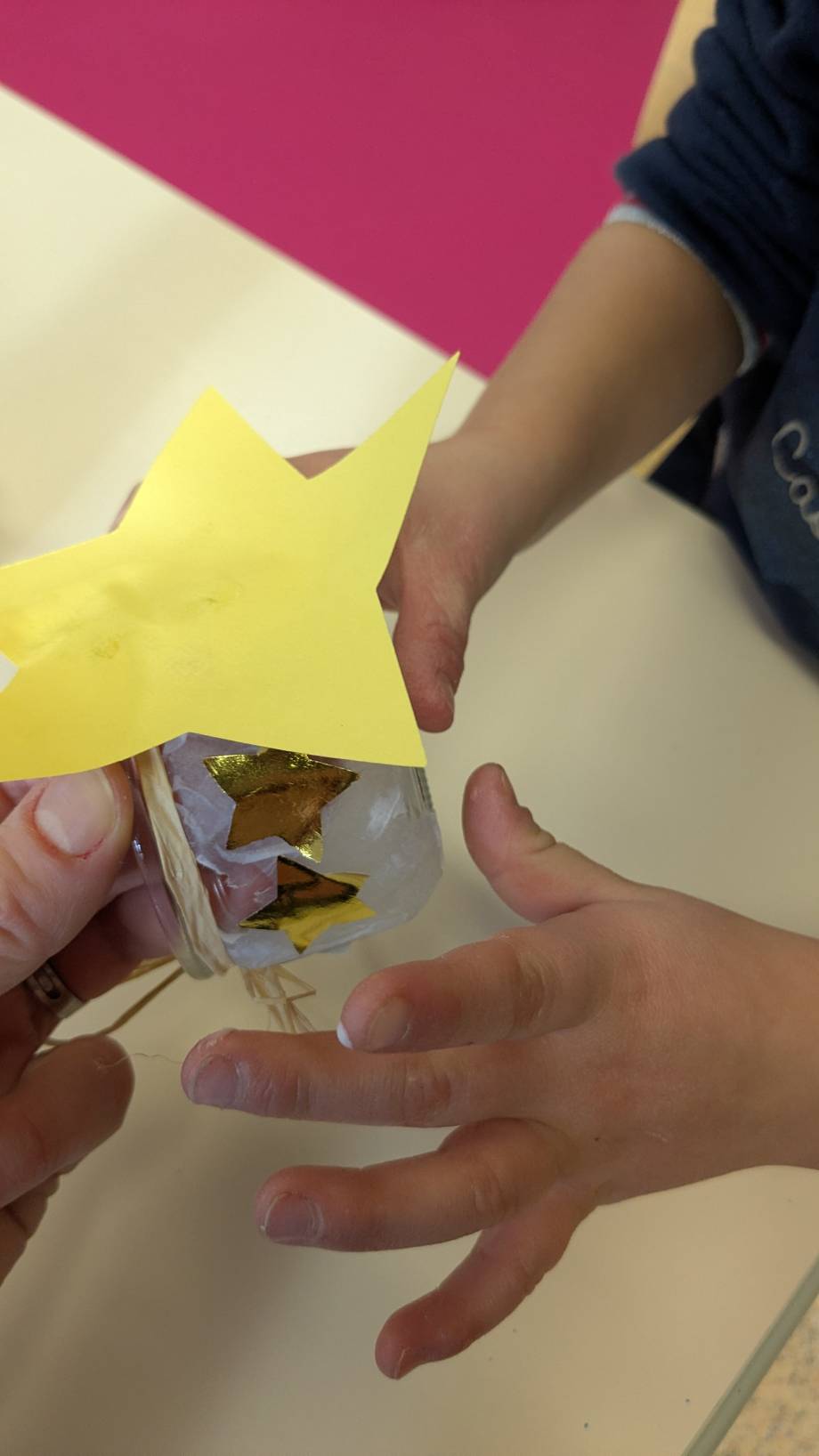 Atelier de confection des bougies à l'école maternelle le 12/12/2025 - Marie-Anaïs Lien