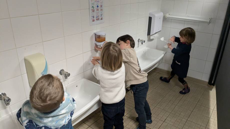 Atelier de confection des bougies à l'école maternelle le 12/12/2025 - Marie-Anaïs Lien