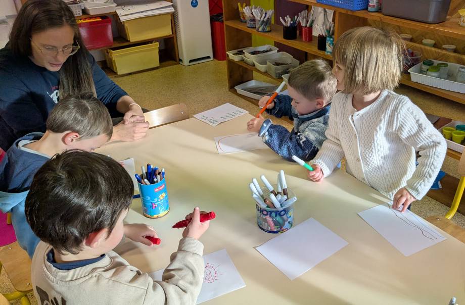 Atelier de confection des bougies à l'école maternelle le 12/12/2025 - Marie-Anaïs Lien
