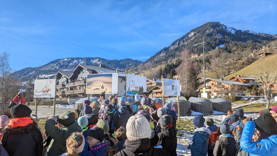 Élèves admirant leurs chefs d’œuvre sur l'air - Marie-Anaïs Lien