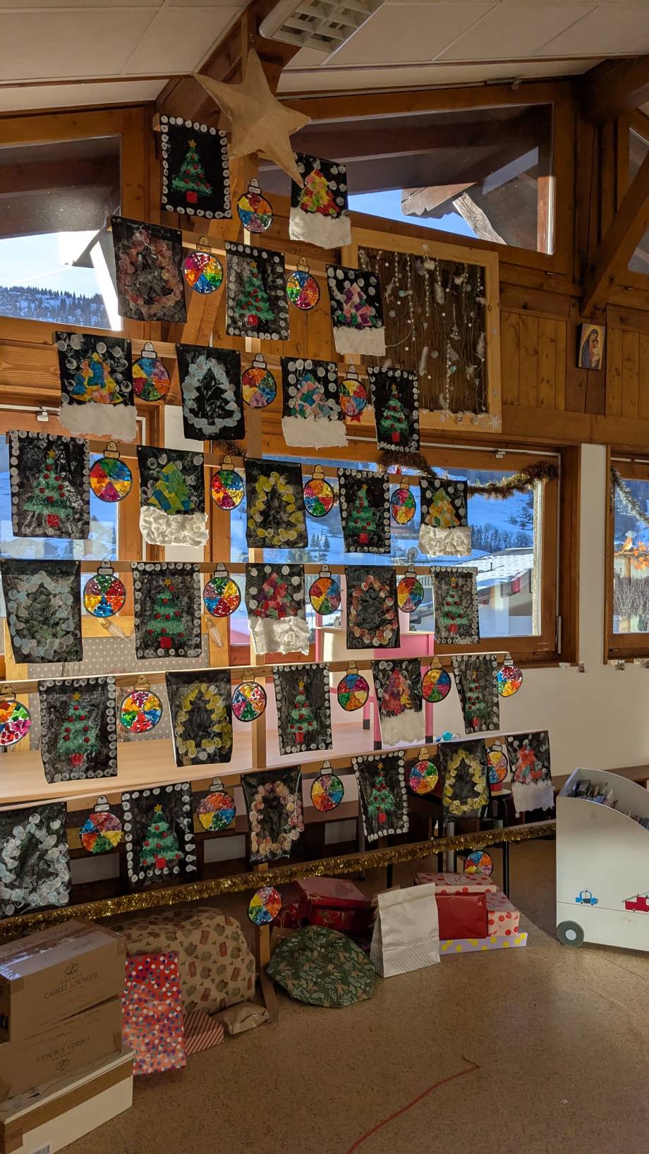 Sapins peints et décorés par les élèves de la maternelle - Marie-Anaïs Lien