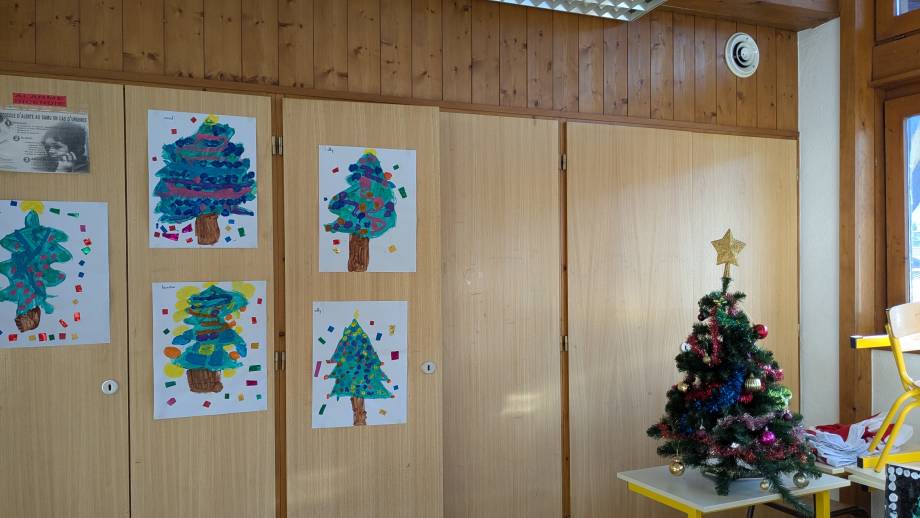 Sapins peints par les élèves de la maternelle - Marie-Anaïs Lien