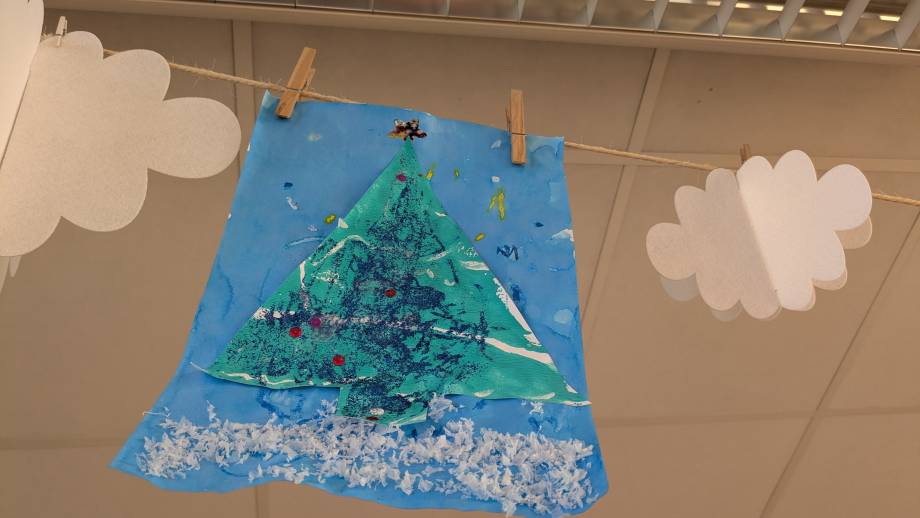 Sapins peints par les élèves de la maternelle - Marie-Anaïs Lien