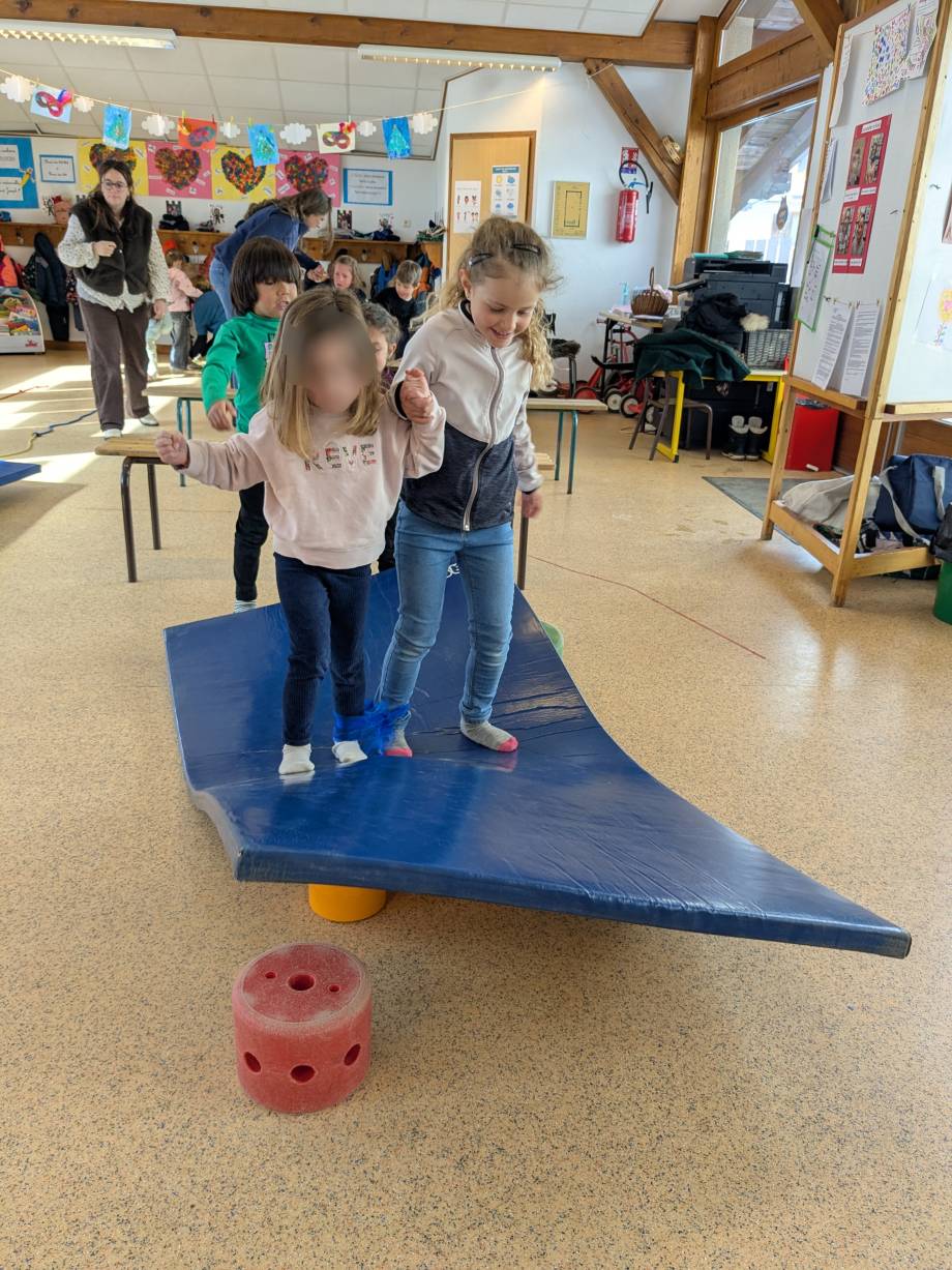 Jeux de société et activités motrices de coopération à l'école maternelle Saint-Joseph de Praz-sur-Arly le 26/03/2026 - Marie-Anaïs Lien