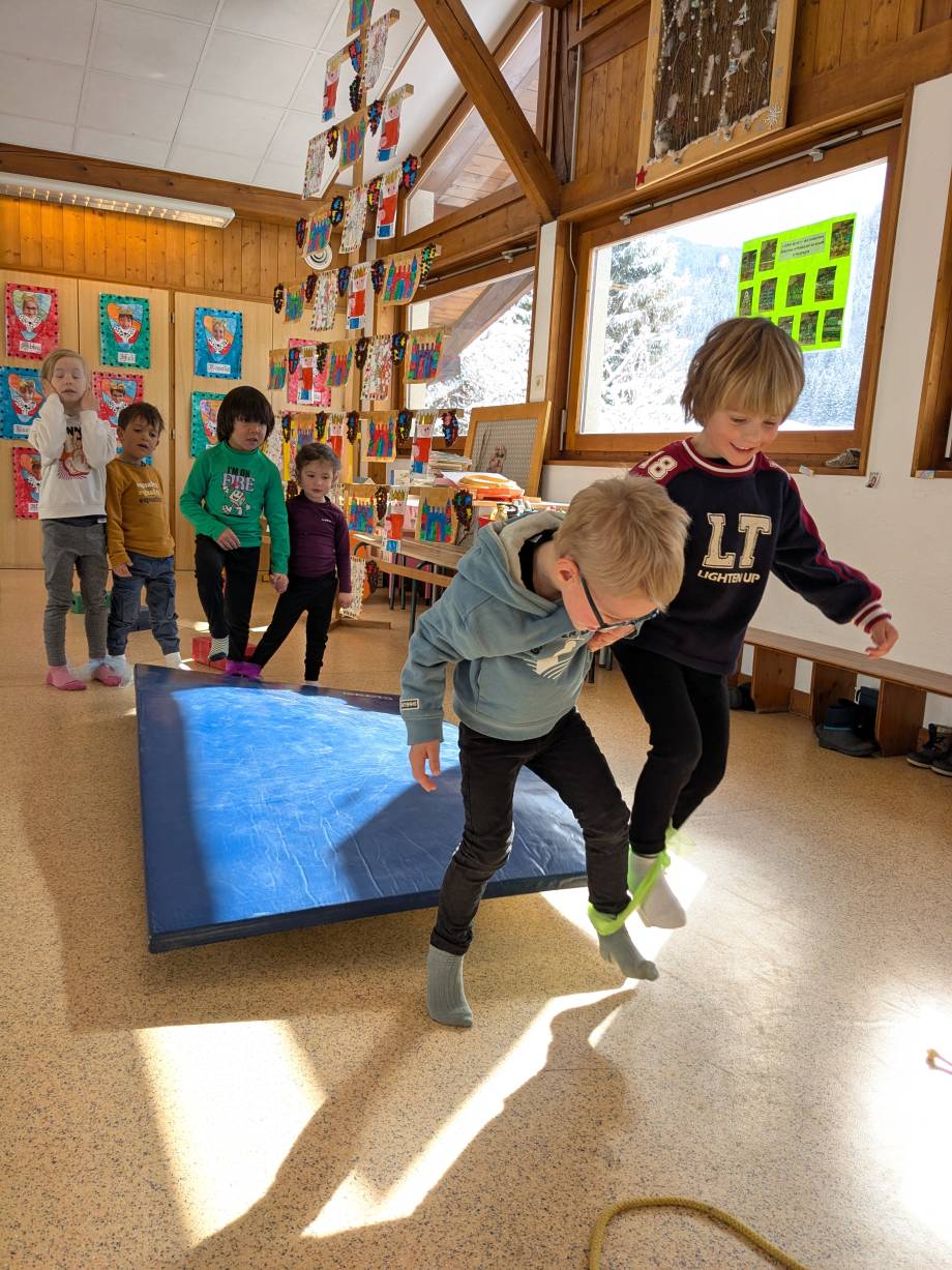 Jeux de société et activités motrices de coopération à l'école maternelle Saint-Joseph de Praz-sur-Arly le 26/03/2026 - Marie-Anaïs Lien