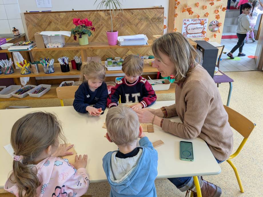 Jeux de société et activités motrices de coopération à l'école maternelle Saint-Joseph de Praz-sur-Arly le 26/03/2026 - Marie-Anaïs Lien