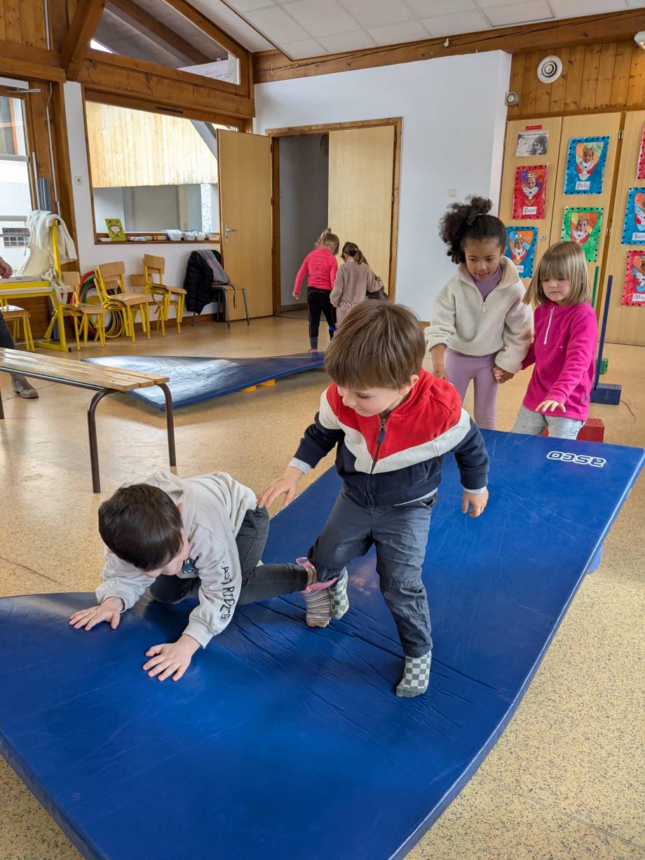 Jeux de société et activités motrices de coopération à l'école maternelle Saint-Joseph de Praz-sur-Arly le 26/03/2026 - Marie-Anaïs Lien