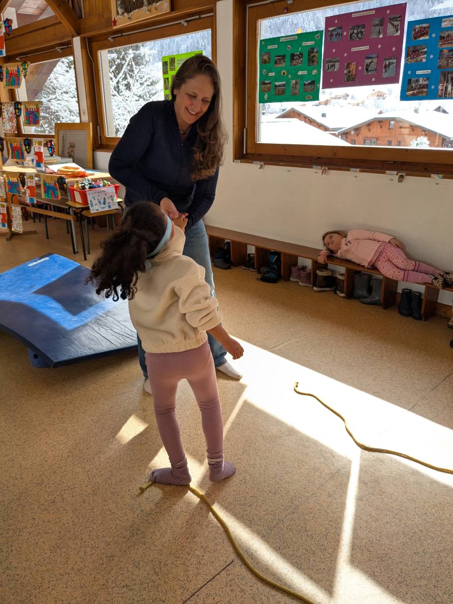 Jeux de société et activités motrices de coopération à l'école maternelle Saint-Joseph de Praz-sur-Arly le 26/03/2026 - Marie-Anaïs Lien