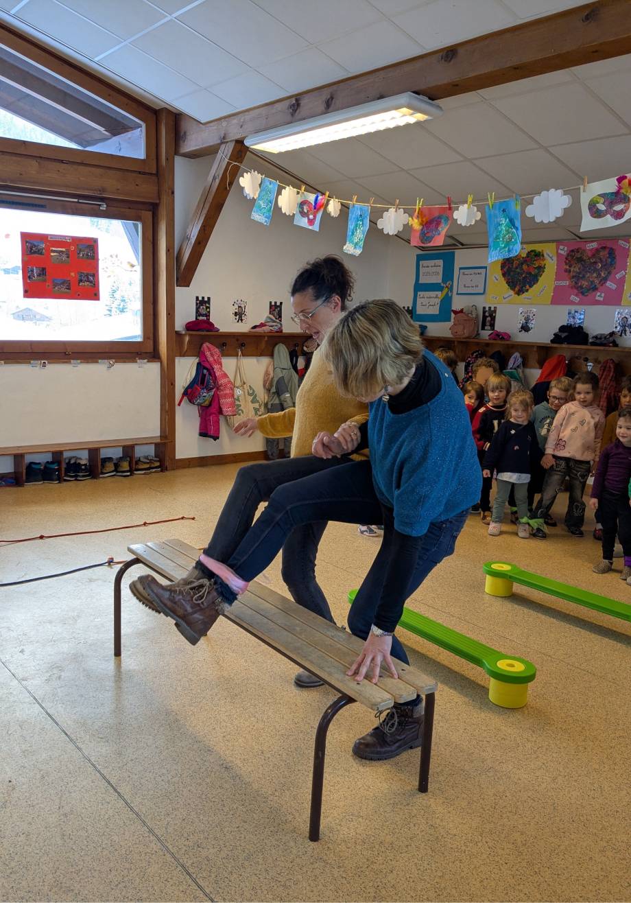 Jeux de société et activités motrices de coopération à l'école maternelle Saint-Joseph de Praz-sur-Arly le 26/03/2026 - Marie-Anaïs Lien