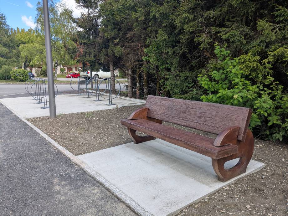 Arceaux à vélos et bancs installés sur le parking de l'Île en mai 2026 - Marie-Anaïs Lien