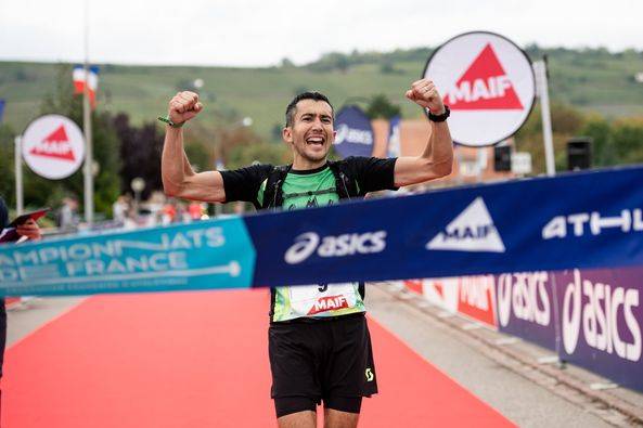 Arnaud Bonin devant la ligne d’arrivée