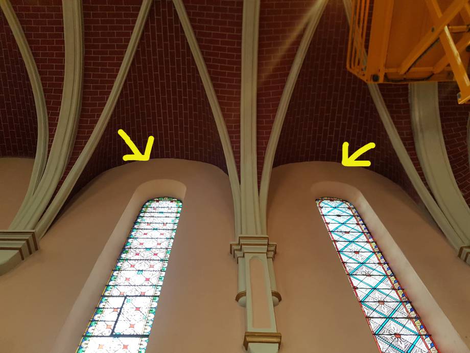 Joints fissurés à reprendre, au-dessus des vitraux, au croisement entre le plafond et le mur