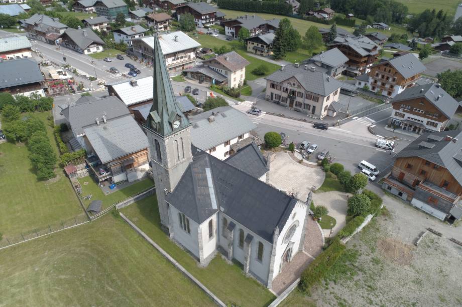 Centre-village piétonnier : vue sur l'église Sainte-Marie-Madeleine actuelle (en 2023) - Praz sur Arly Tourisme