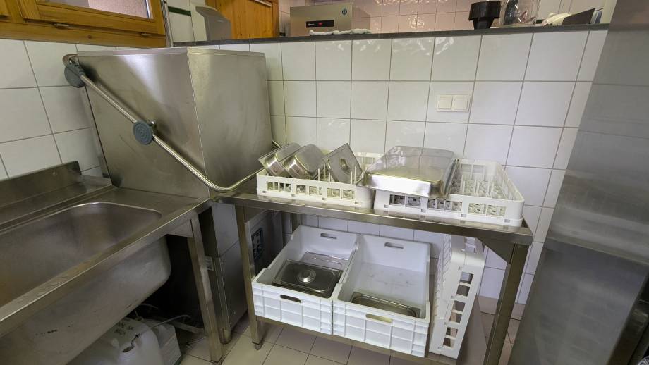 École des Éterlous/cantine : nouveau lave-vaisselle installé avant la rentrée de l'année 2025/2026 - Marie-Anaïs Lien