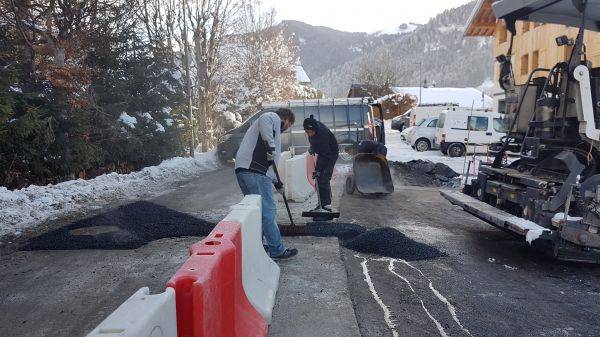 Racloir à bitume emmanché © Marie-Anaïs Lien
