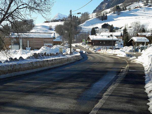 Carrefour et trottoir du Jorrat