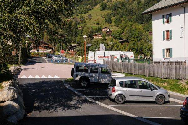 Trottoir et plateau surélevé créés aux abords de l'école maternelle