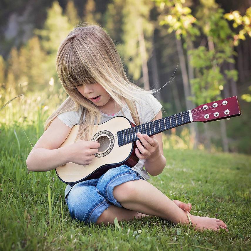 Fille jouant de la guitare - Petra/Pixabay