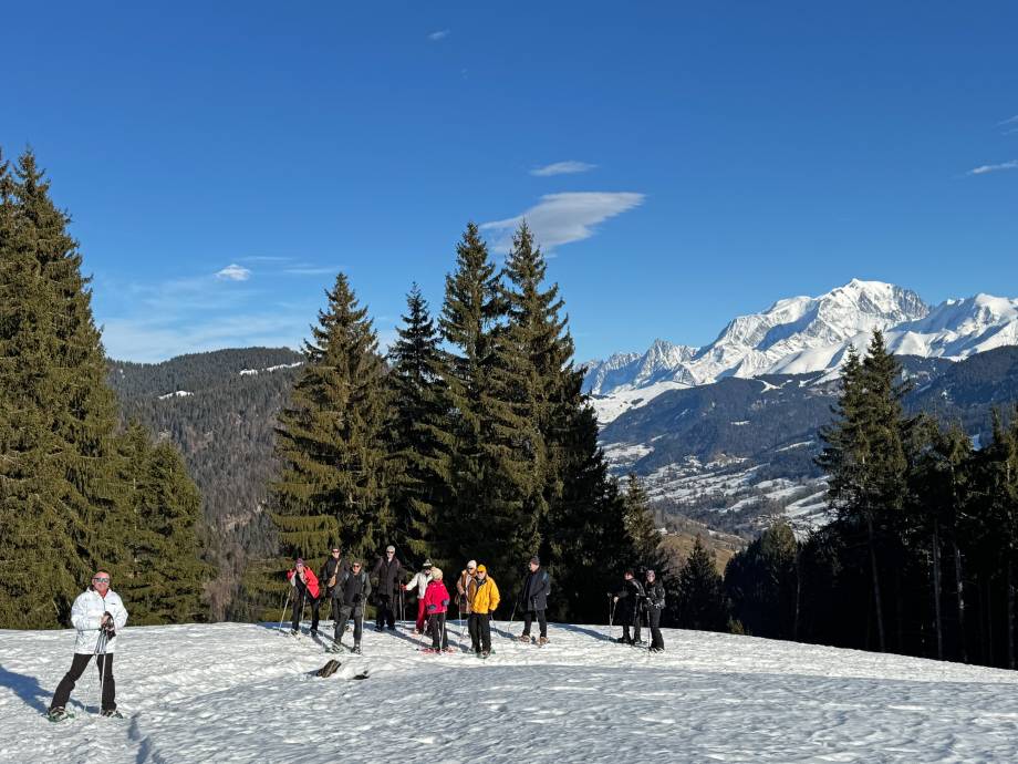 En raquette face au Mont-Blanc