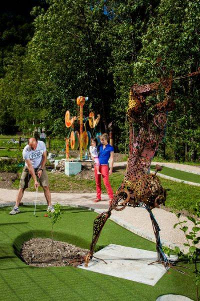 Minigolf communal d'art singulier