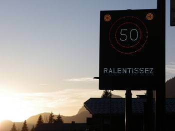 Panneau radar à la sortie de l'école