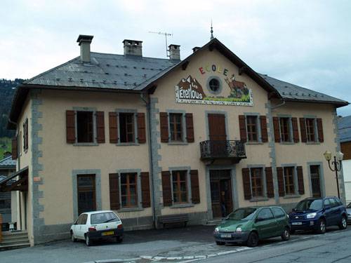 Le 18 mai 2009, le Conseil Municipal avait choisi un nom à l’école publique parmi cinq propositions amenées par les enfants. Le choix s’était porté sur “Les Eterlous” (le petit du chamois en patois). Il restait toutefois à l’inscrire officiellement sur la façade du bâtiment.  Finalement, la municipalité a opté pour un projet en faveur de l’association des écoles. Mme Encinas, parent d’élève, s’était en effet proposée de mettre à profit ses talents d’artiste pour une action aidant à financer, entre autre, le