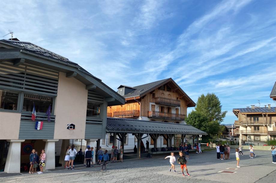 Cour de l'école des Eterlous