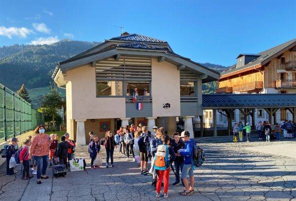 École des Éterlous, dans la cour de récréation : rentrée scolaire de septembre 2020