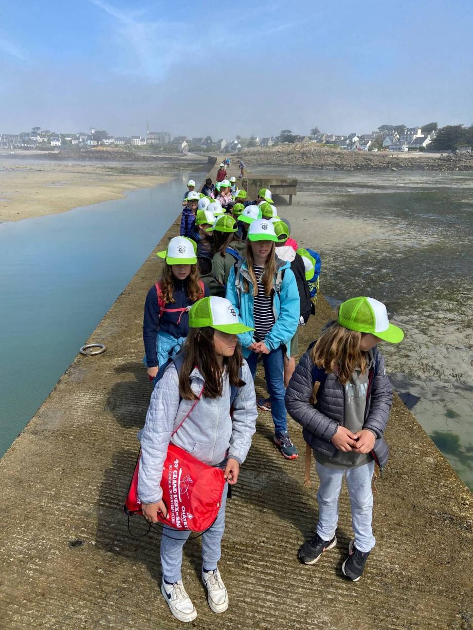 Les élèves prêts à embarquer pour l'Ile de Batz.