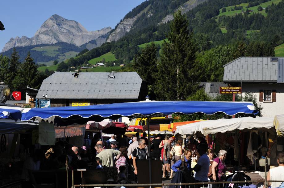 Village de Praz-sur-Arly : marché du mercredi