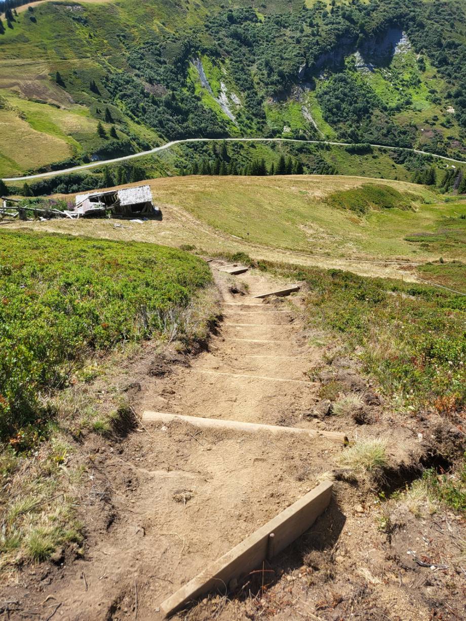Sentier remis à neuf au dessus de Basse Combe.
